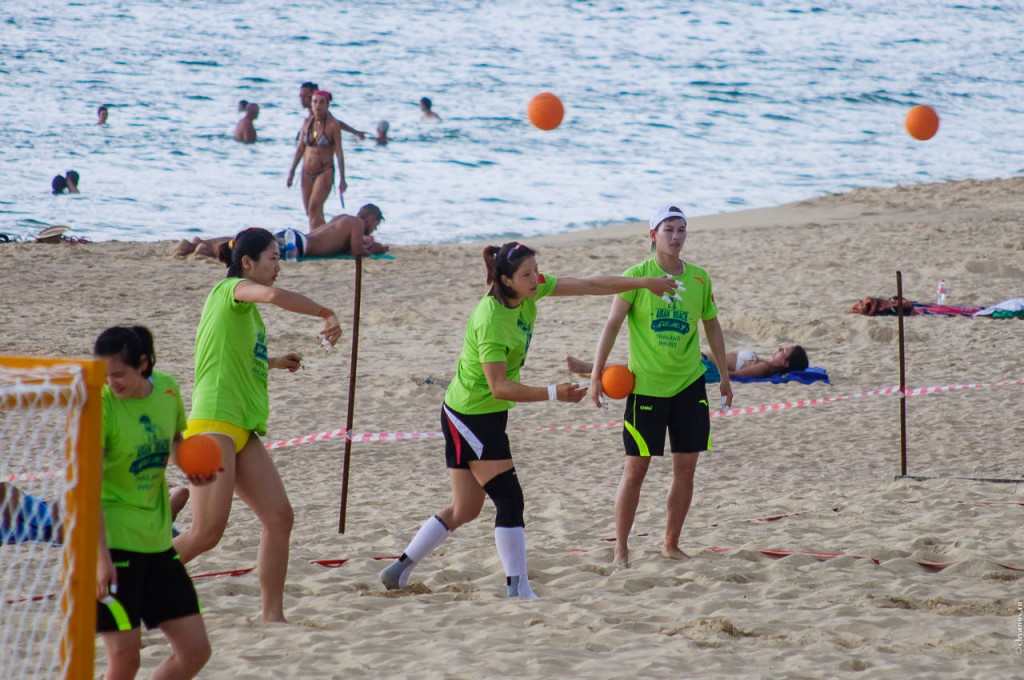 Тренировка китайской команды по пляжному гандболу.