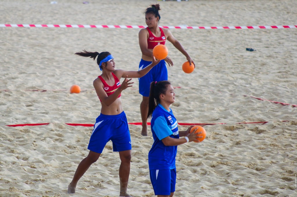 Тайские пляжные гандболистки готовятся к игре.