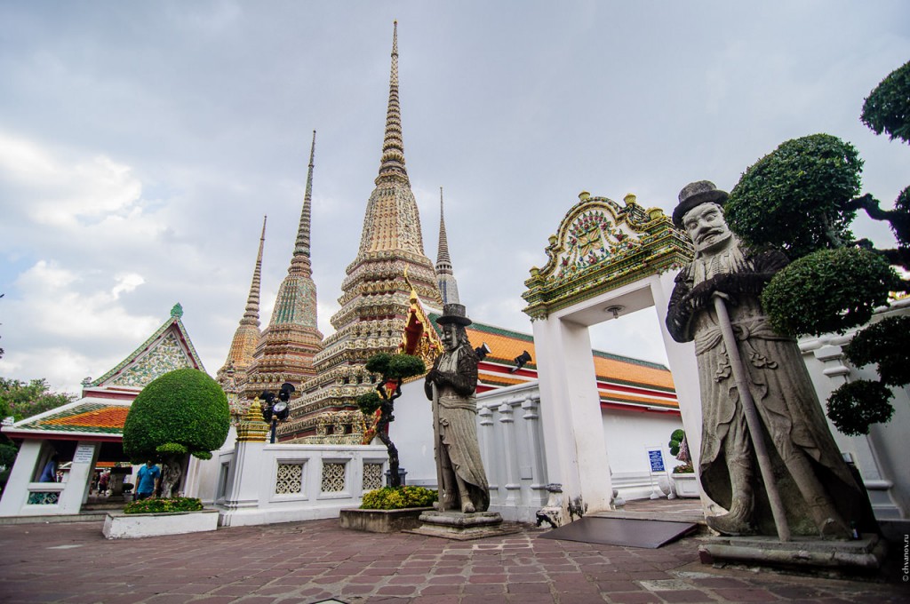 Ступы и китайские статуи в храме Wat Pho.