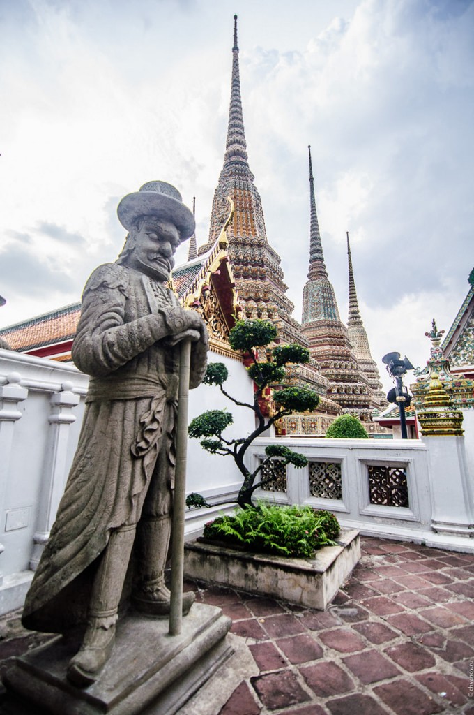 Китайские статуи в храме Wat Pho.