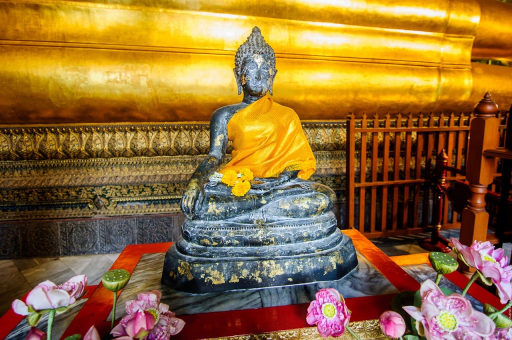 СТаринная статуэтка Будды в храме Wat Pho.