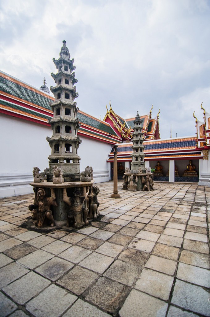 Китайские пагоды в храме Wat Pho.