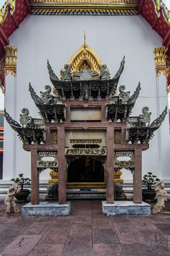 Китайские ворота в храме Wat Pho.
