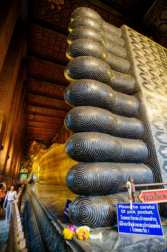 Пальцы ног Лежащего Будды в храме Wat Pho.