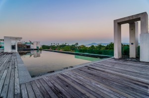 Бассейн на крыше кондоминиума. (Заброшенный кондоминиум Chalong Bay View Condo.)