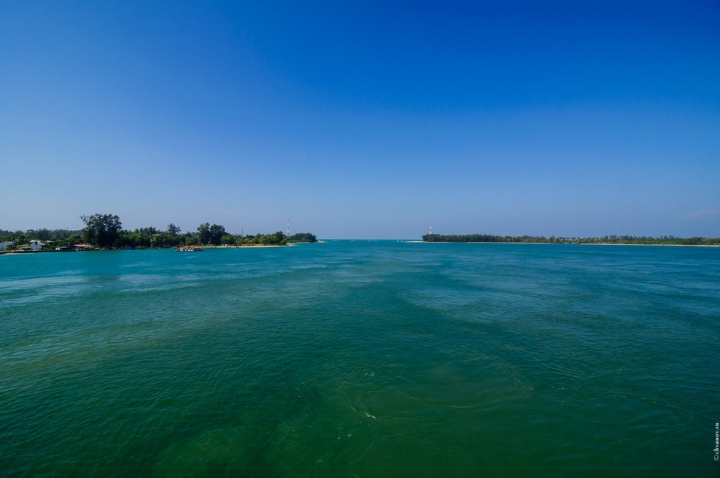 Пролив между материком и островом Пхукет.