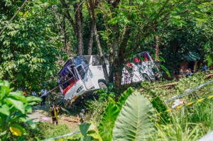 bus-crash-kata-chalong-phuket-10 (Авария автобуса на перевале Ката — Чалонг.)