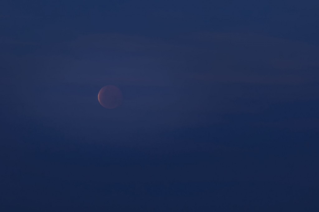 Лунное затмение, 4 апреля 2015. Луна только-только начала пробиваться сквозь дымку и выходить из тени Земли.