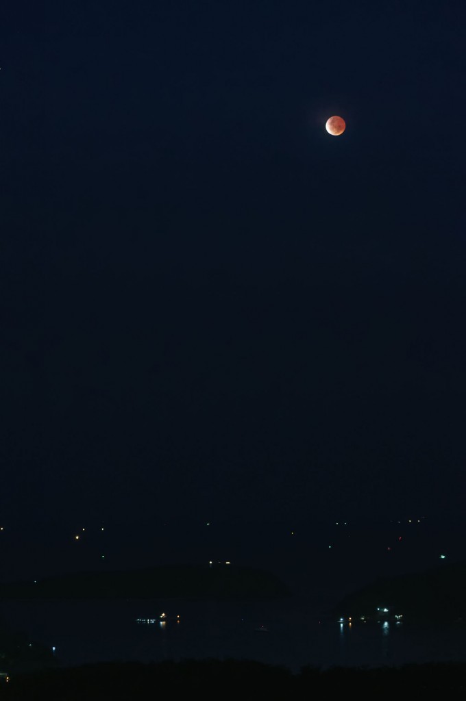 (Полное лунное затмение, 4 апреля 2015.)