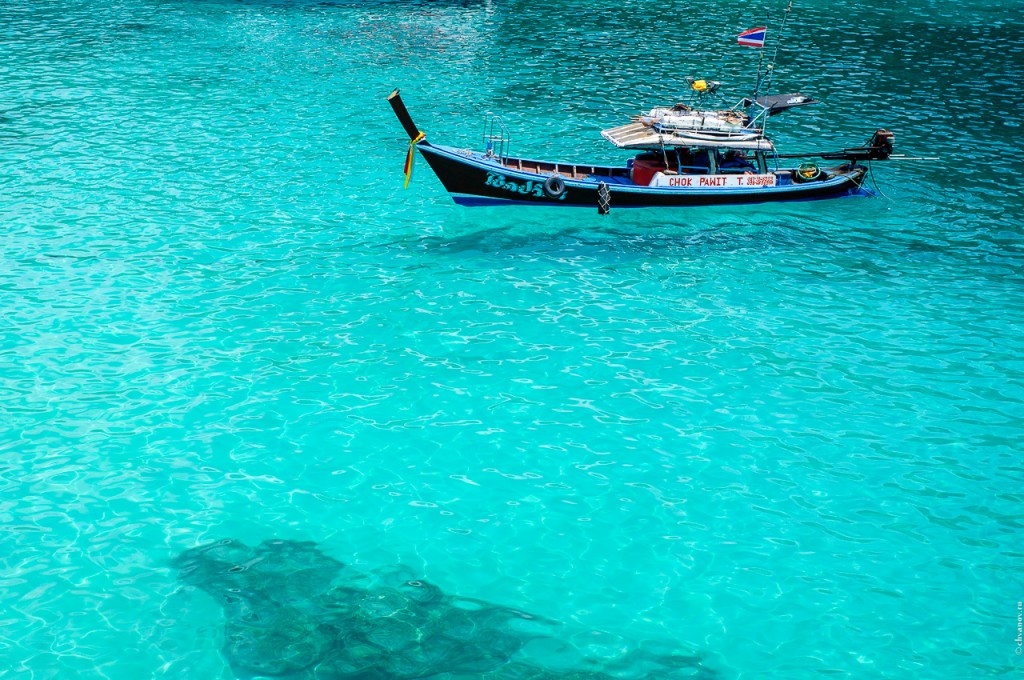 Бирюзовая вода и тайская лодка в бухте Баток.