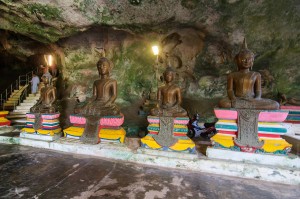 Будды храма Wat Suwan Kuha (Пещерный храм или Wat Suwan Kuha.)