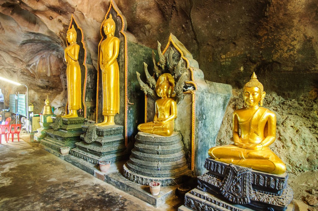 Золотые будды храма Wat Suwan Kuha