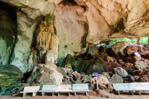 Стена светлой пещеры храма (Пещерный храм или Wat Suwan Kuha.)