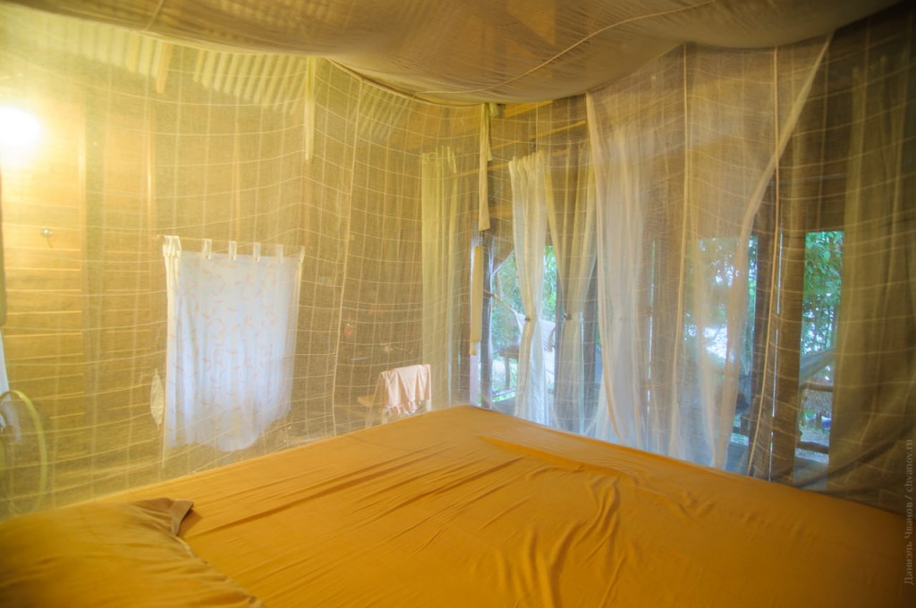 Кровать в бунгалло Hill house, вид изнутри