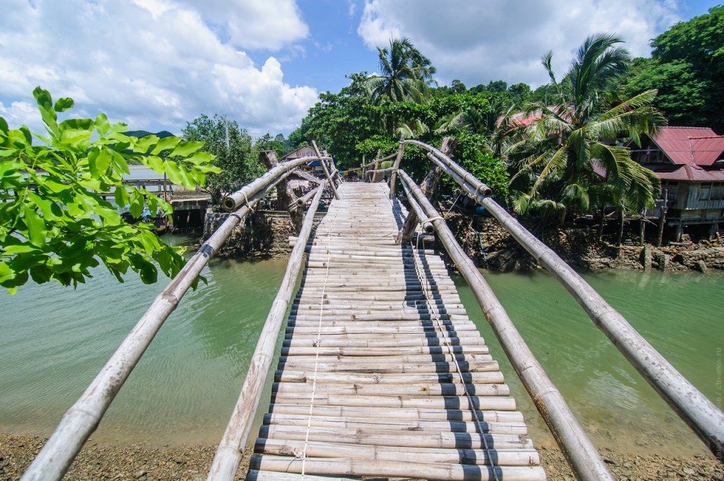 Бамбуковый мостик через речушку