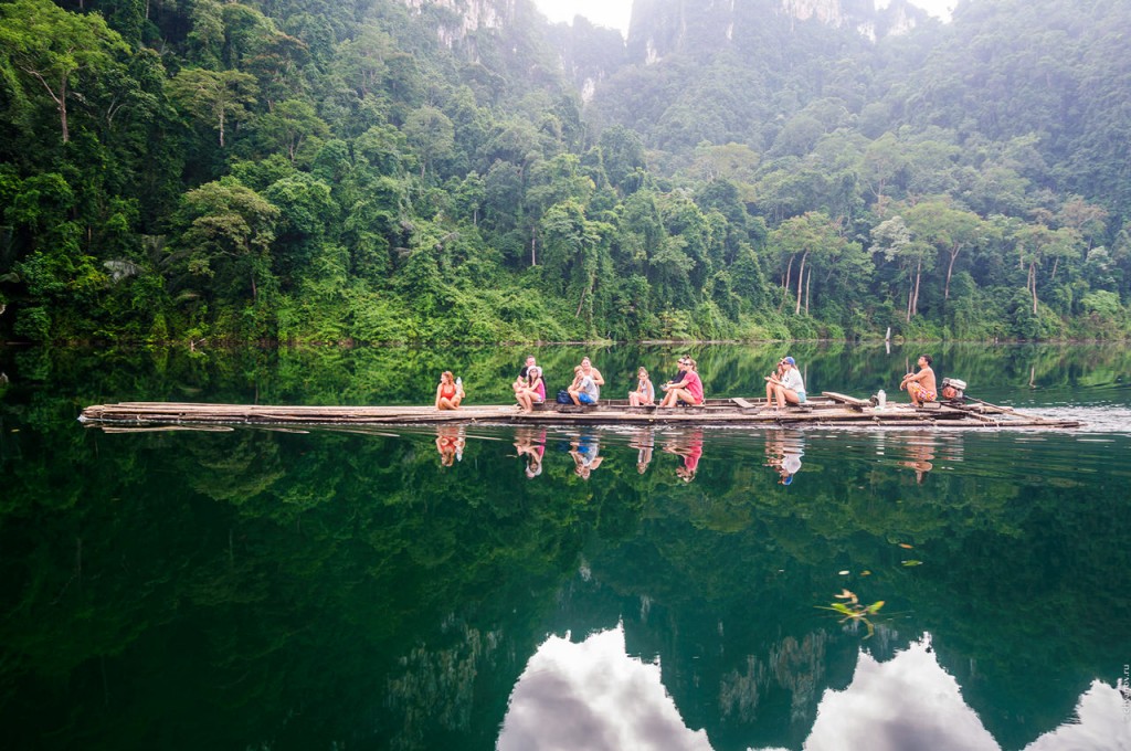 Туристы на бамбуковом плотике плывут в пещеру Пакаранг по озеру Чео Лан.