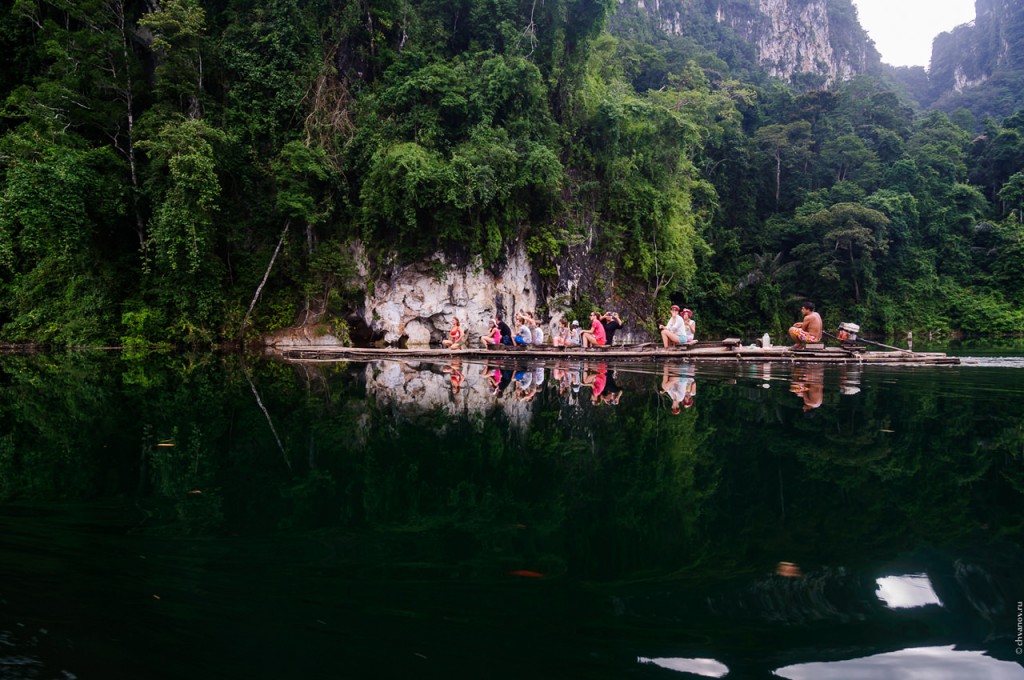 Бамбуковый плотик с людьми на фоне скал озера Чео Лан.