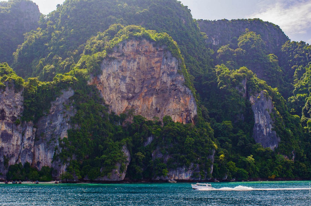 Скалы острова и лодка