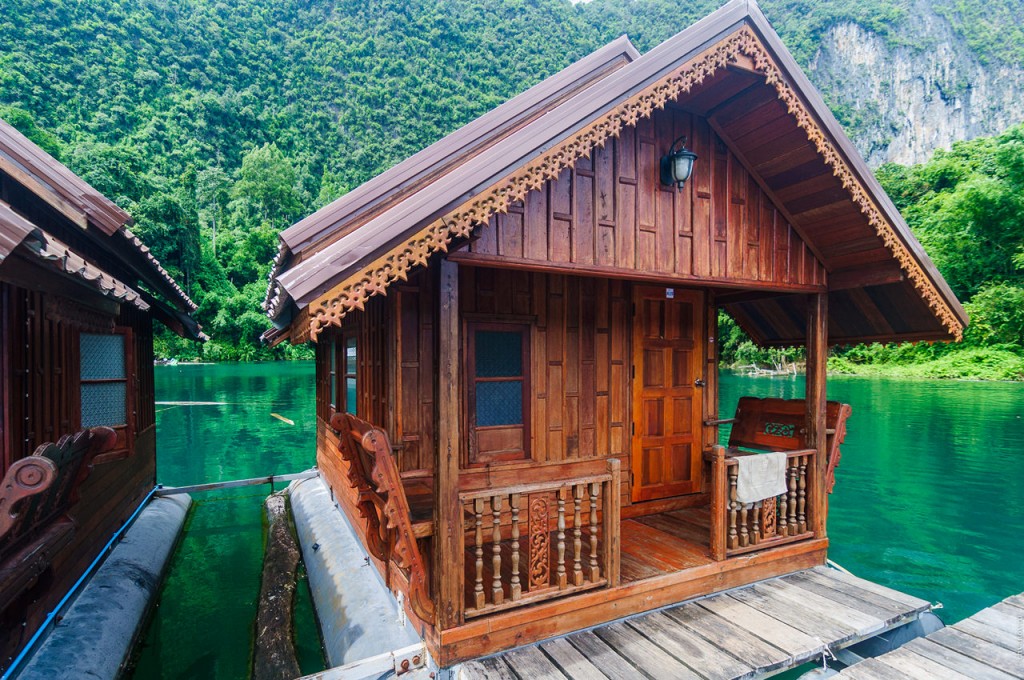 Домик с удобствами в рафт-хаусе Sai Chol на озере Чео Лан.
