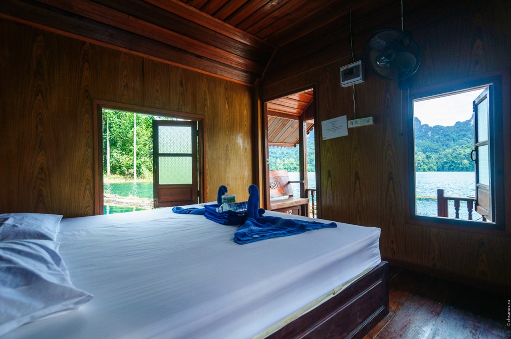 Комната в домике подороже в рафт-хаусе Sai Chol на озере Чео Лан.