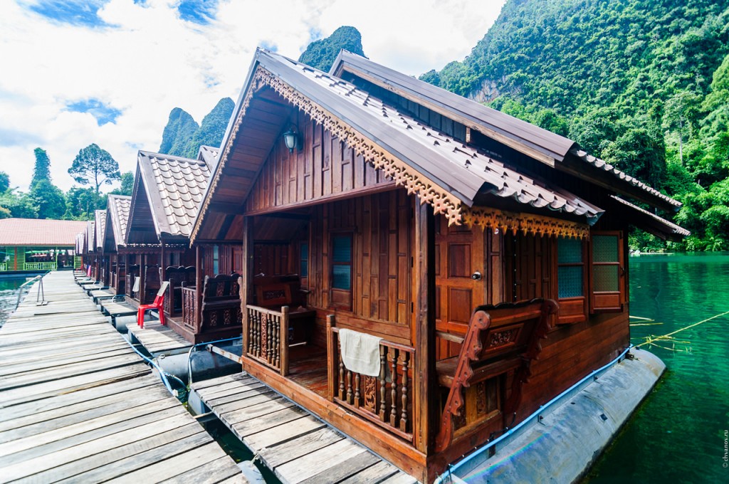 Ряд домиков подороже в рафт-хаусе Sai Chol на озере Чео Лан.