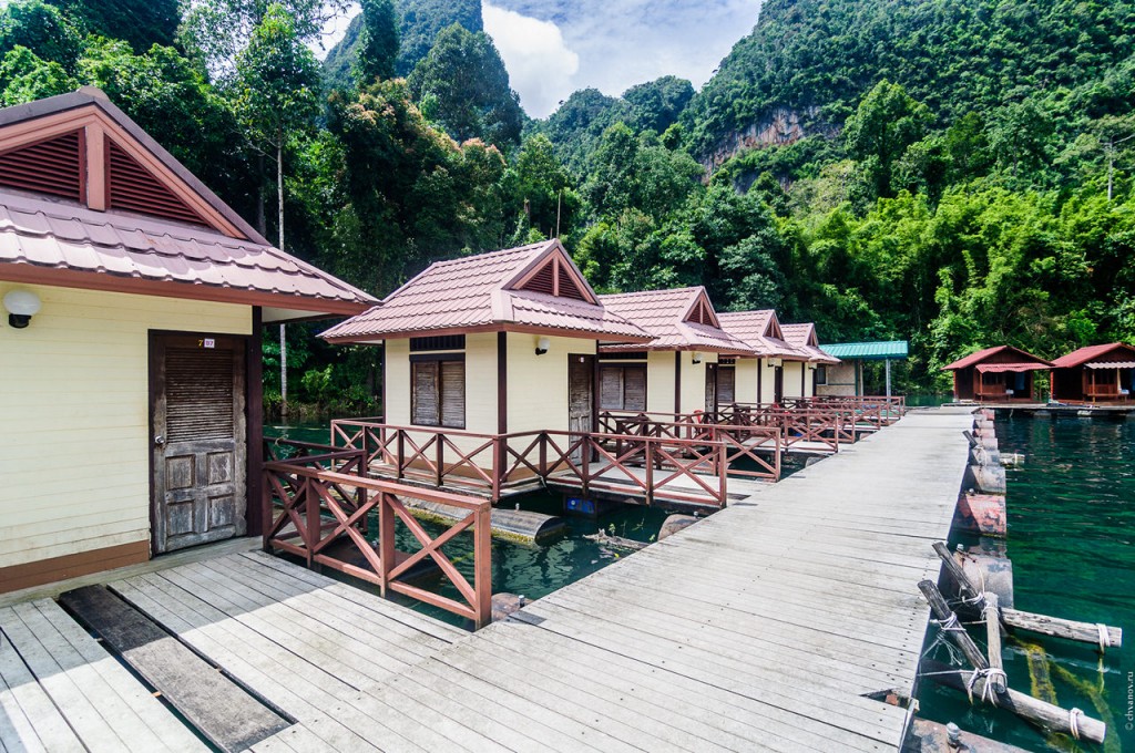 Ряд домиков попроще в рафт-хаусе Sai Chol на озере Чео Лан.