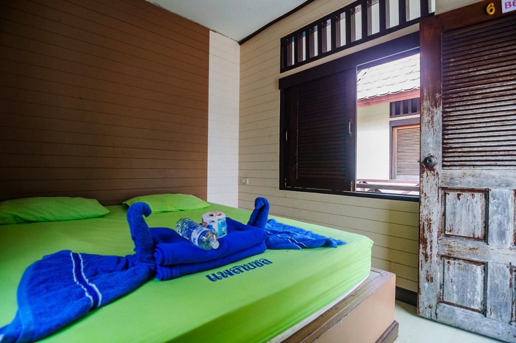 Комната в домике попроще в рафт-хаусе Sai Chol на озере Чео Лан.