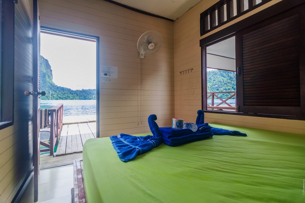 Комната в домике попроще в рафт-хаусе Sai Chol на озере Чео Лан.