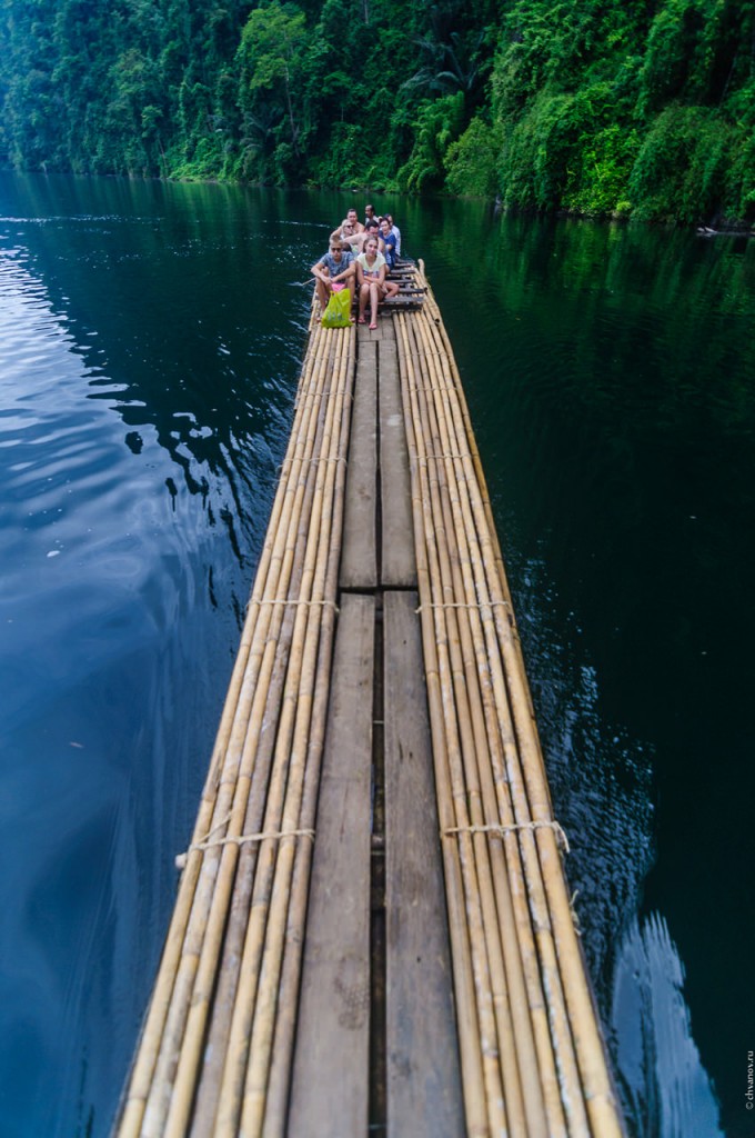 Плот с туристами на озере Чео Лан.