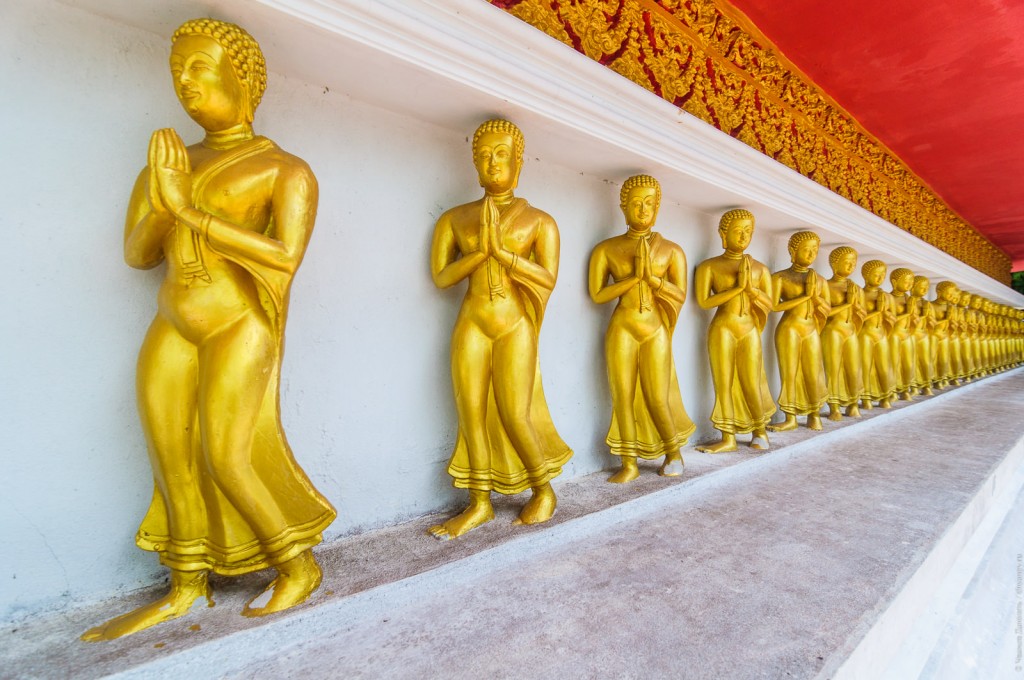 Идущие Будды в стене храма