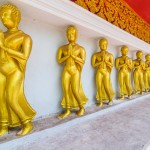 Идущие Будды в стене храма