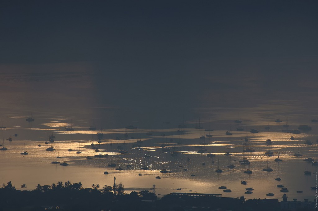 Отражение тени от луны в центральной фазе затмения в водах бухты Чалонг, Пхукет, Таиланд, 9 марта 2016.