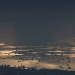 Отражение тени от луны в центральной фазе затмения в водах бухты Чалонг, Пхукет, Таиланд, 9 марта 2016.