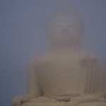 Большой Будда смторит затмение через облако.
