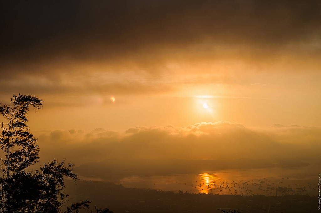Солнечное затмение и вид на бухту Чалонг
